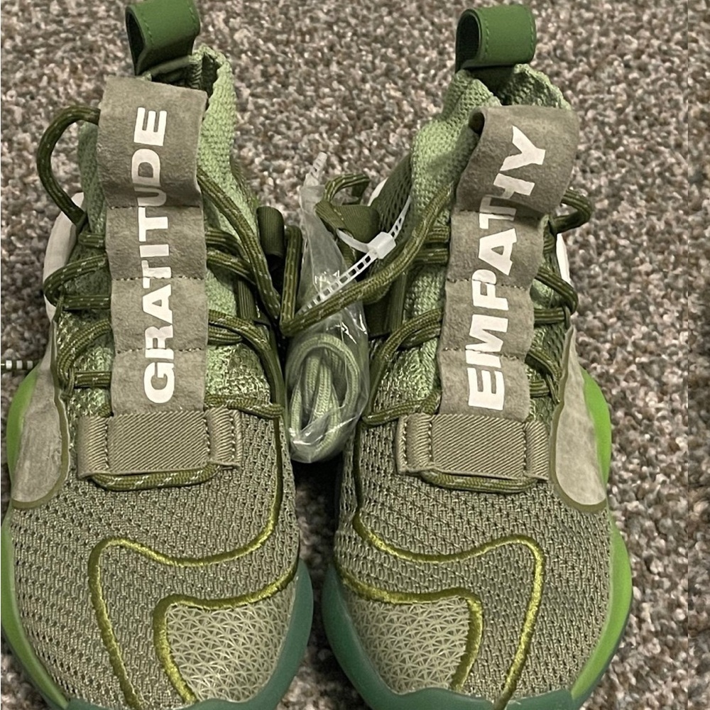 Adidas PW Crazy BYW PRD Pharrell Williams - Kids Size 5Gratitude/Empathy Detail